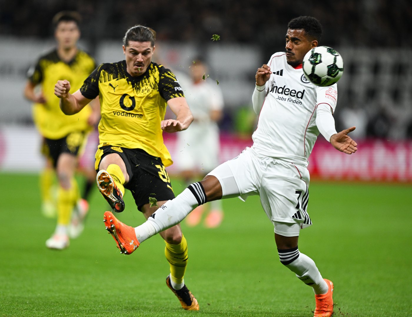 Kobel makes a vital save as Dortmund beats Frankfurt on penalties in German Cup | iNFOnews.ca