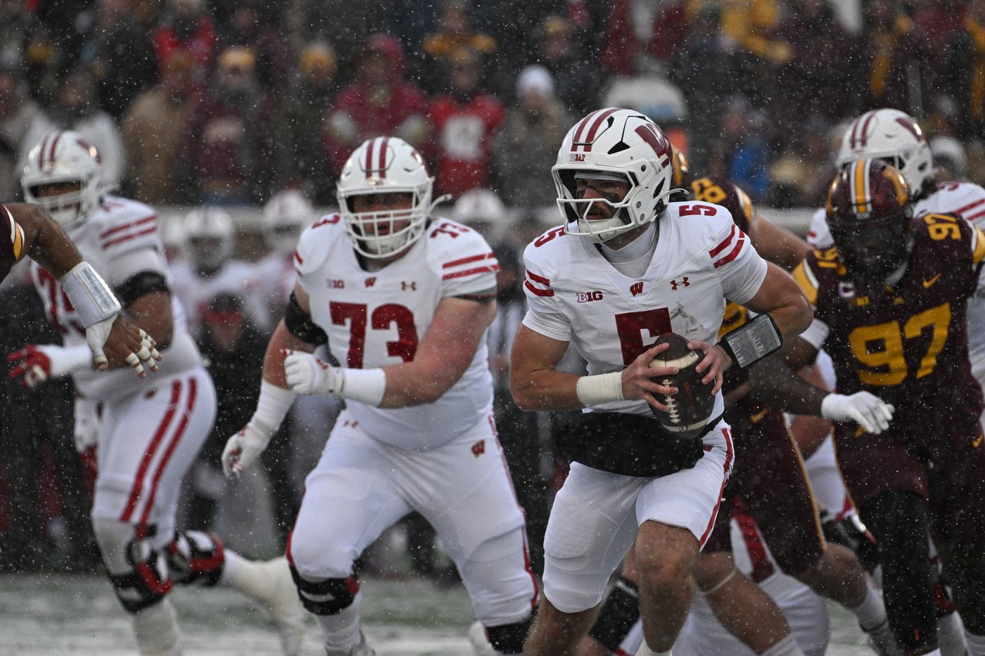 Minnesota keeps Paul Bunyan's Axe with a 17-7 win in the snow over Wisconsin | iNFOnews.ca