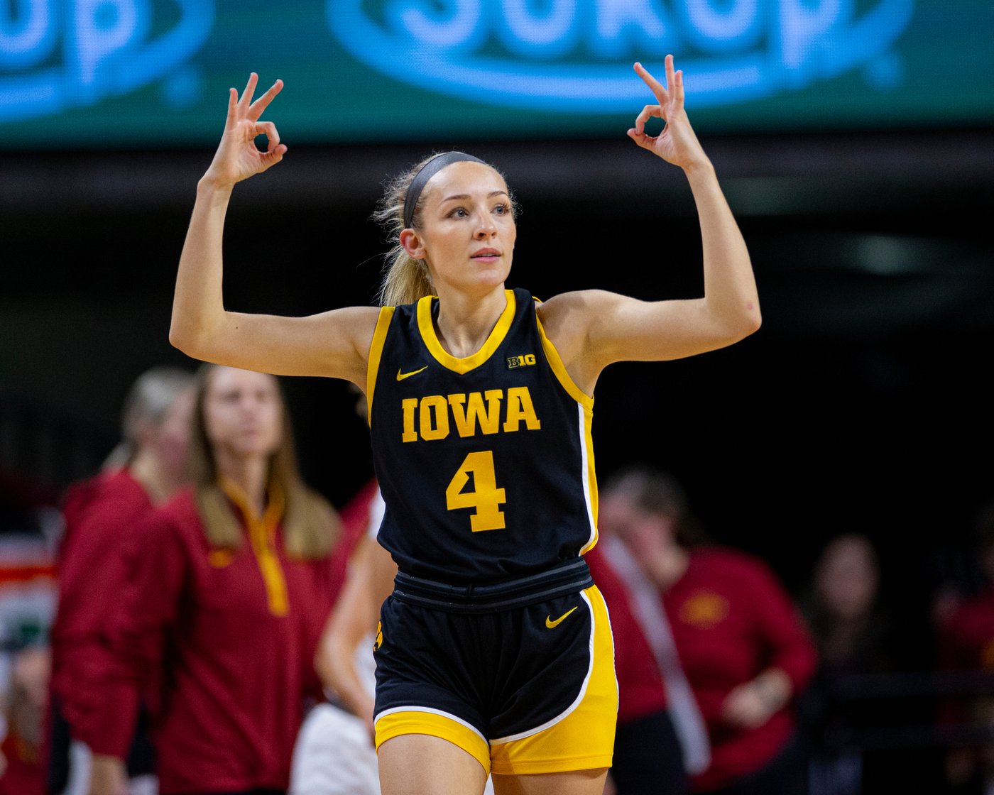 Audi Crooks scores 30 points, No. 10 Iowa State holds off No. 11 Iowa for 74-69 victory | iNFOnews.ca
