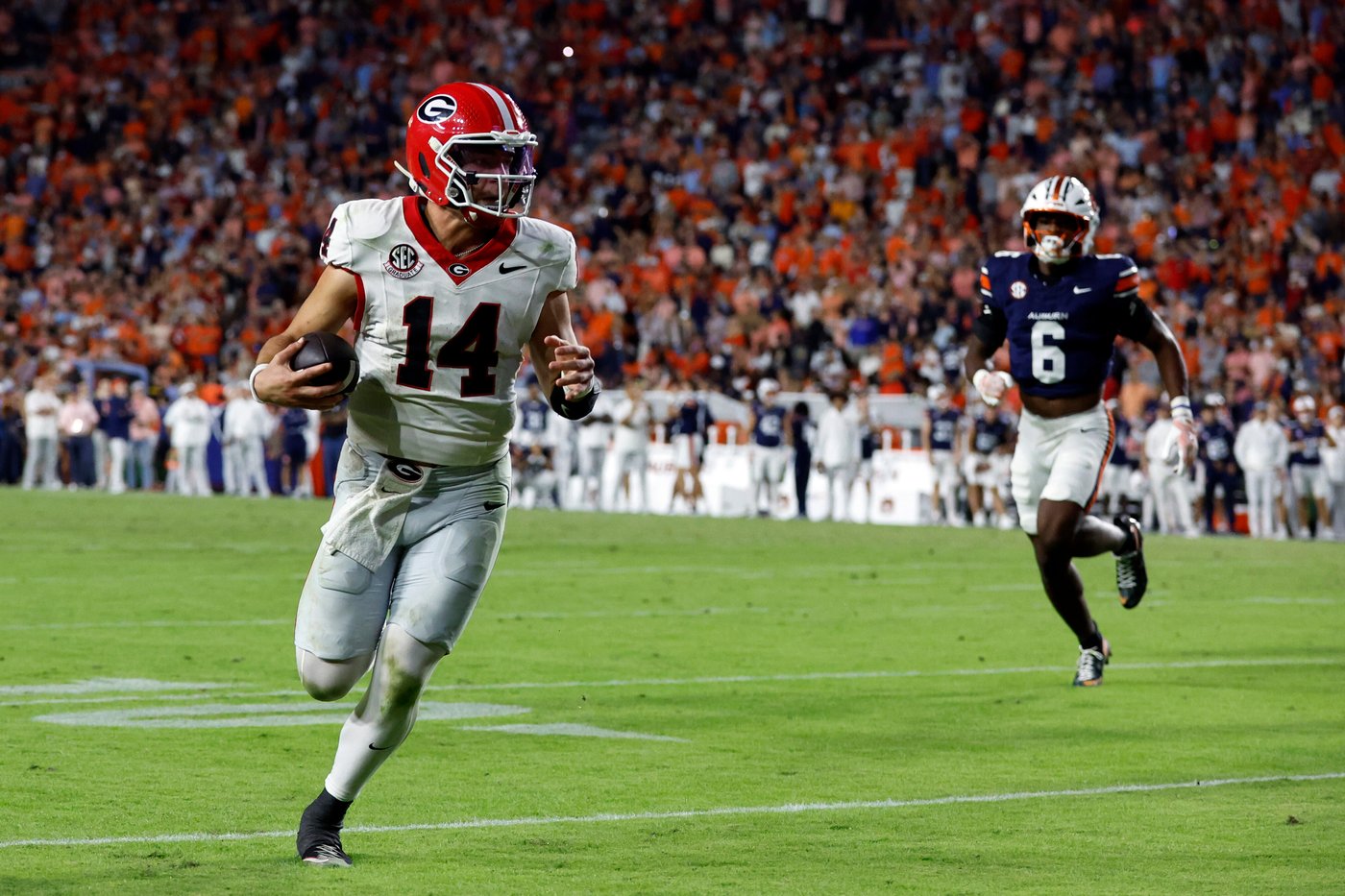 No. 10 Georgia forces a goal-line fumble to seize momentum and beat Auburn 20-10 | iNFOnews.ca