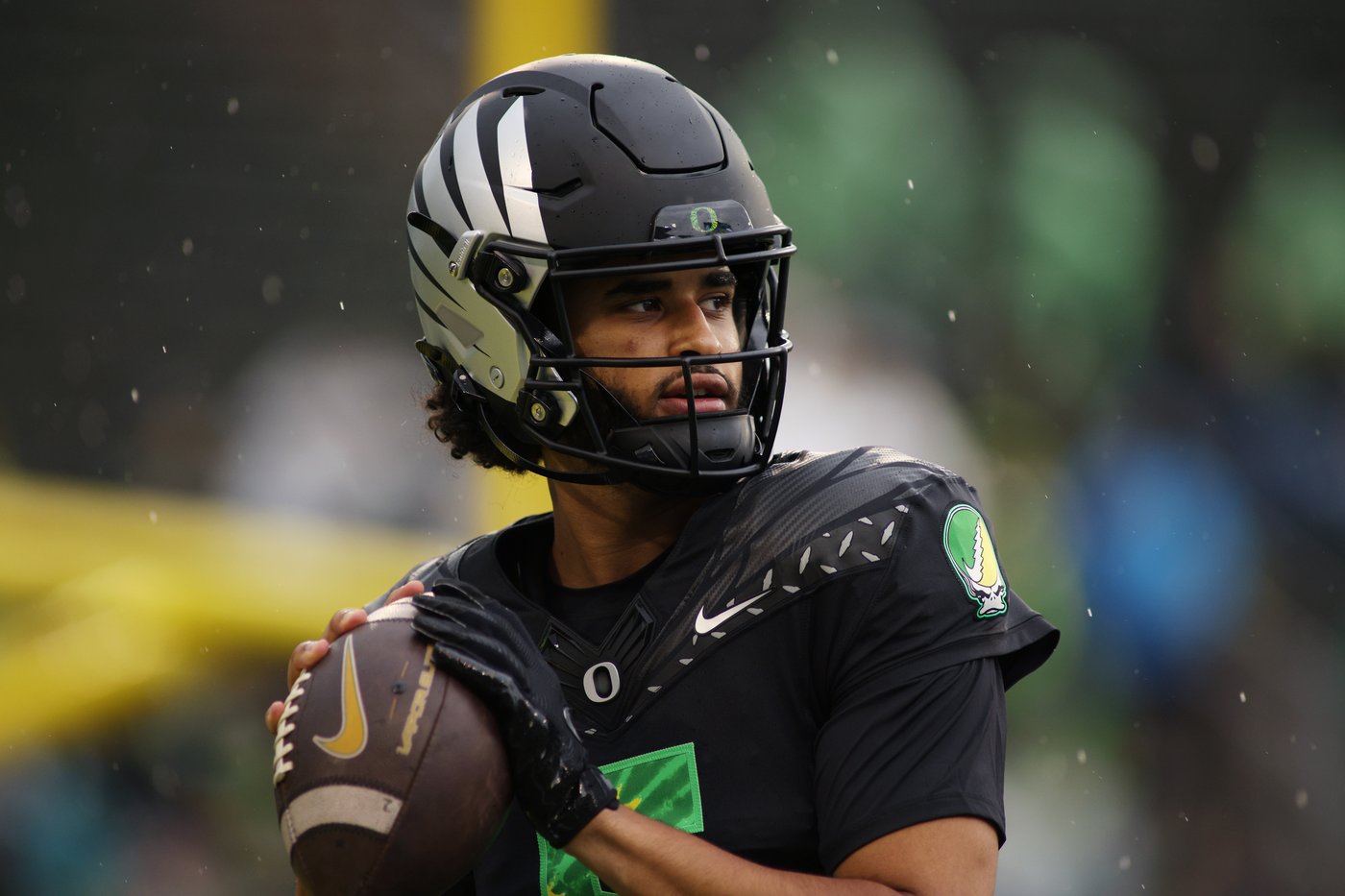 Oregon quarterback leaves game against Wisconsin after hit to the face | iNFOnews.ca Oregon quarterback leaves game against Wisconsin after hit to the face | iNFOnews.ca