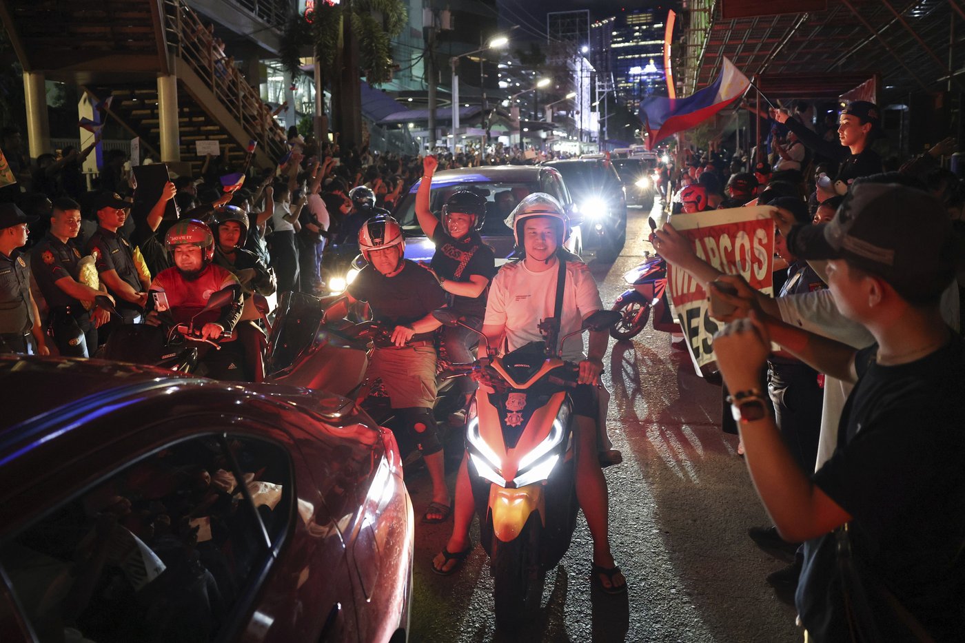 Philippine police arrested dozens after a violent clash near presidential palace, in photos | iNFOnews.ca