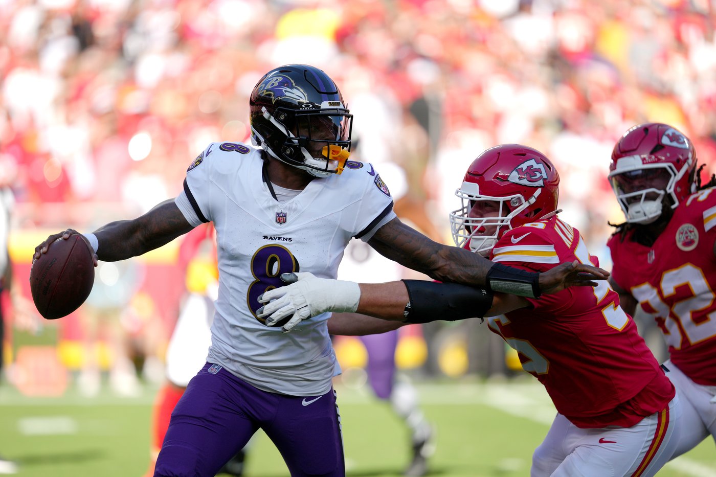 Lamar Jackson strains hamstring and Ravens lose 4 other starters to injuries in loss to Chiefs | iNFOnews.ca