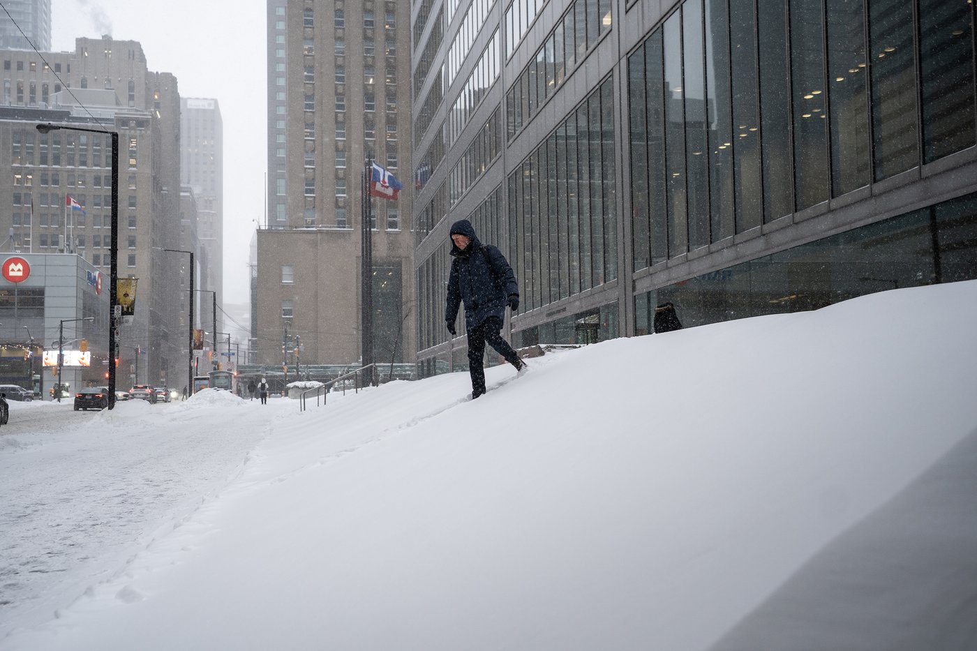Heavy snow in southern Ontario and Quebec shutters schools, snarls commutes | iNFOnews.ca Heavy snow in southern Ontario and Quebec shutters schools, snarls commutes | iNFOnews.ca