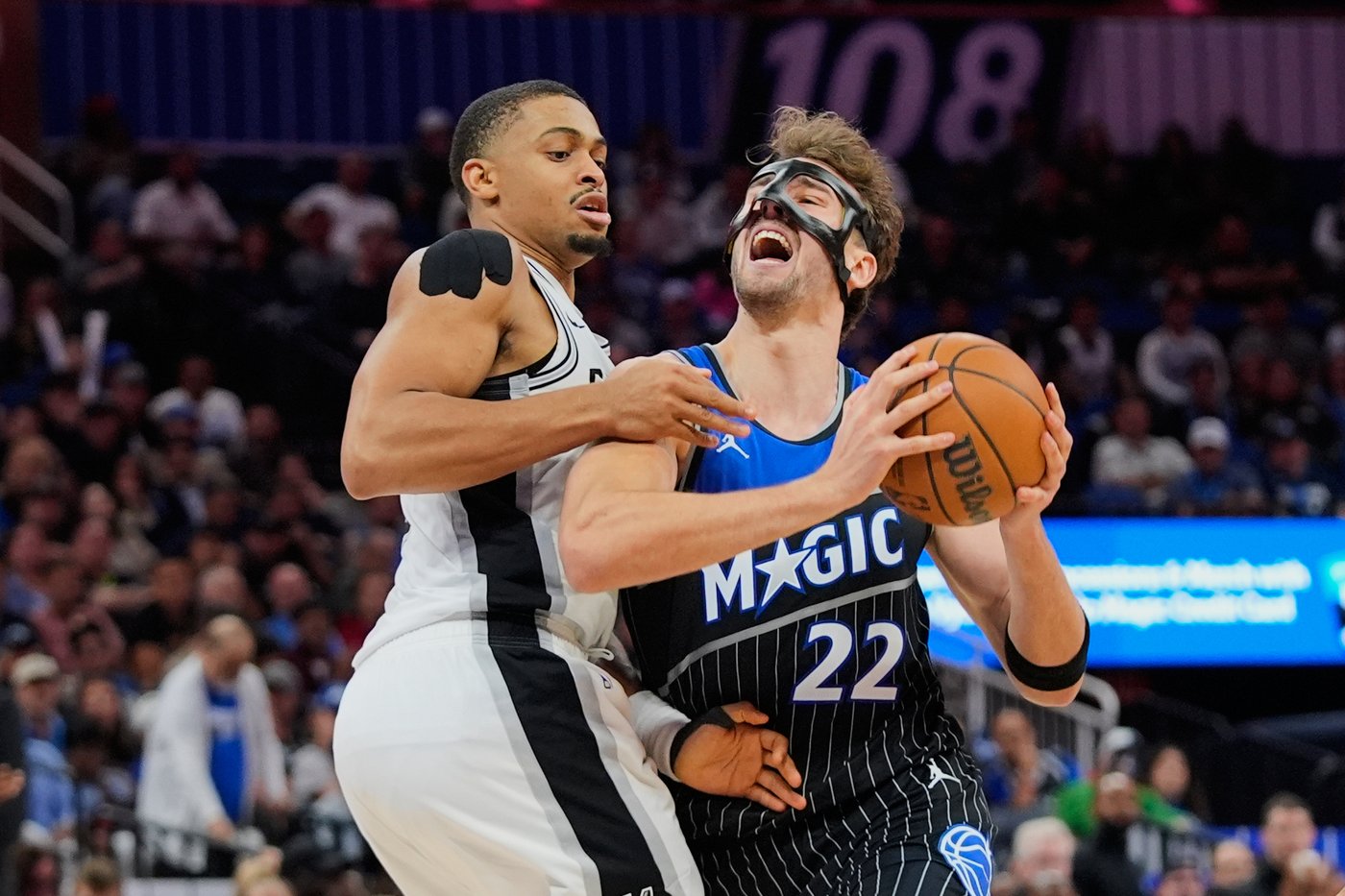 Kornet blocks Wagner's last-second layup as Spurs hold off Magic, 114-112 | iNFOnews.ca
