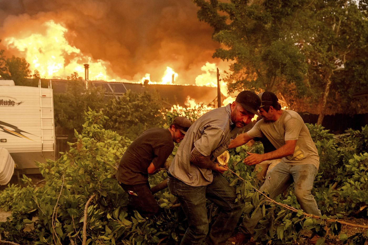 A wildfire sweeps through a historic California gold-mining town in photos | iNFOnews.ca