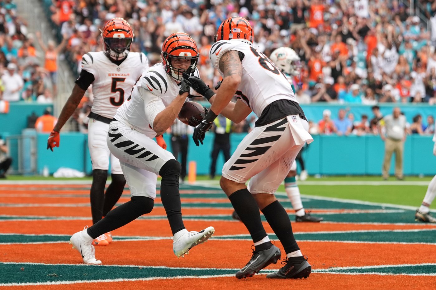 Joe Burrow throws for 309 yards and 4 TDs as Bengals rout Dolphins 45-21 | iNFOnews.ca