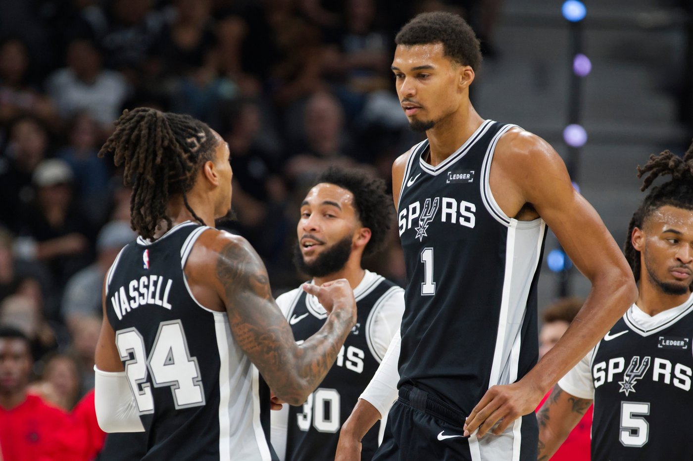 Wembanyama helps Spurs move to 4-0 with 121-103 win over Raptors | iNFOnews.ca Wembanyama helps Spurs move to 4-0 with 121-103 win over Raptors | iNFOnews.ca