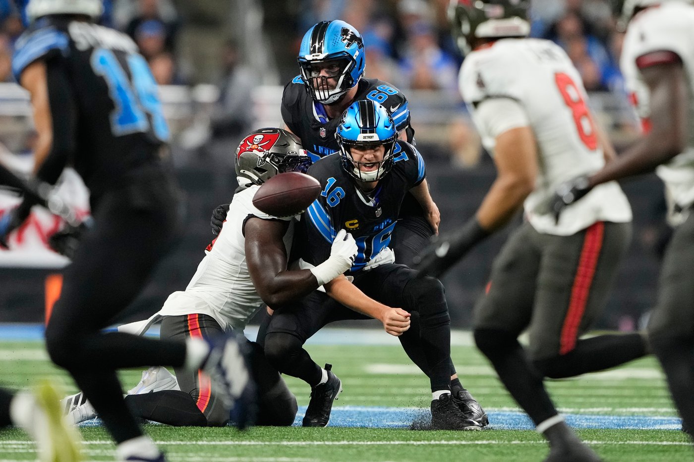 Gibbs has career-high 218 yards of offense and 2 TDs, helping Lions bounce back and beat Bucs 24-9 | iNFOnews.ca