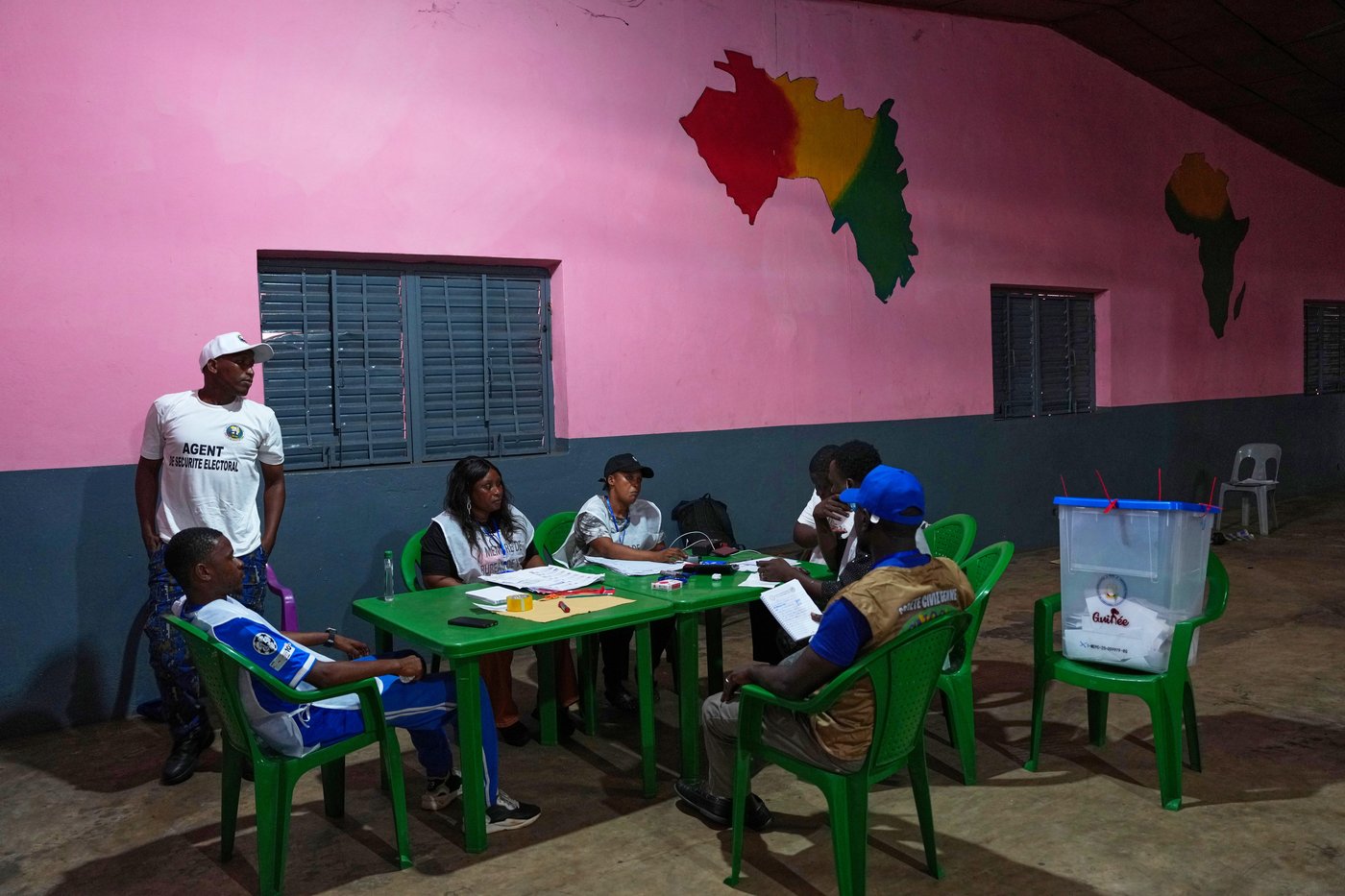 Guinea counts votes in a referendum that could allow junta leader to run for president | iNFOnews.ca