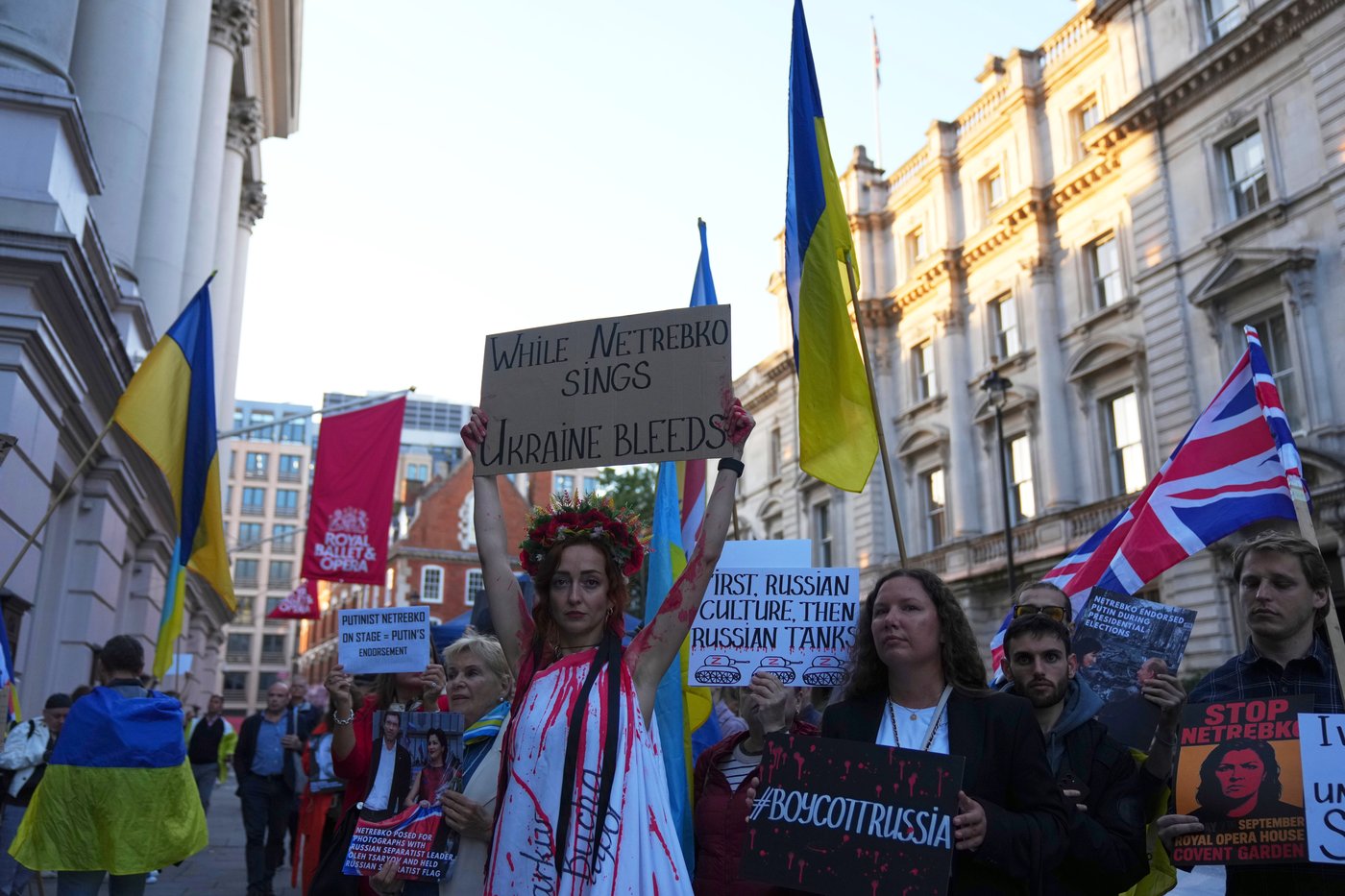Royal Opera appearance by Russian soprano Anna Netrebko draws pro-Ukraine demonstration | iNFOnews.ca
