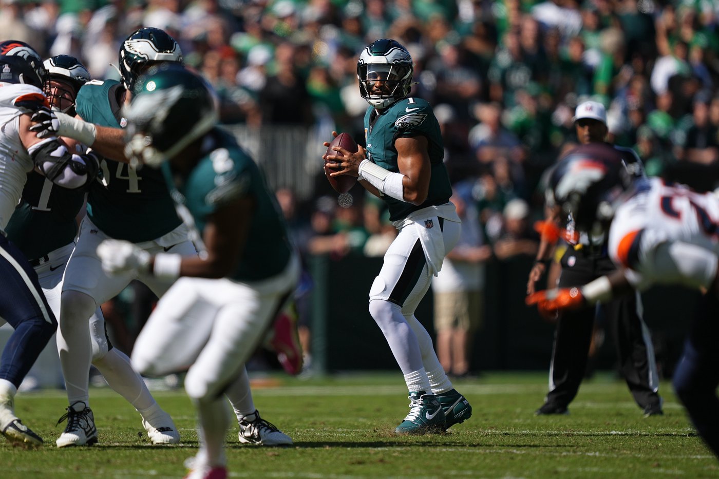 Broncos rally from 14-point deficit to hand Eagles their first loss of the season, 21-17 | iNFOnews.ca