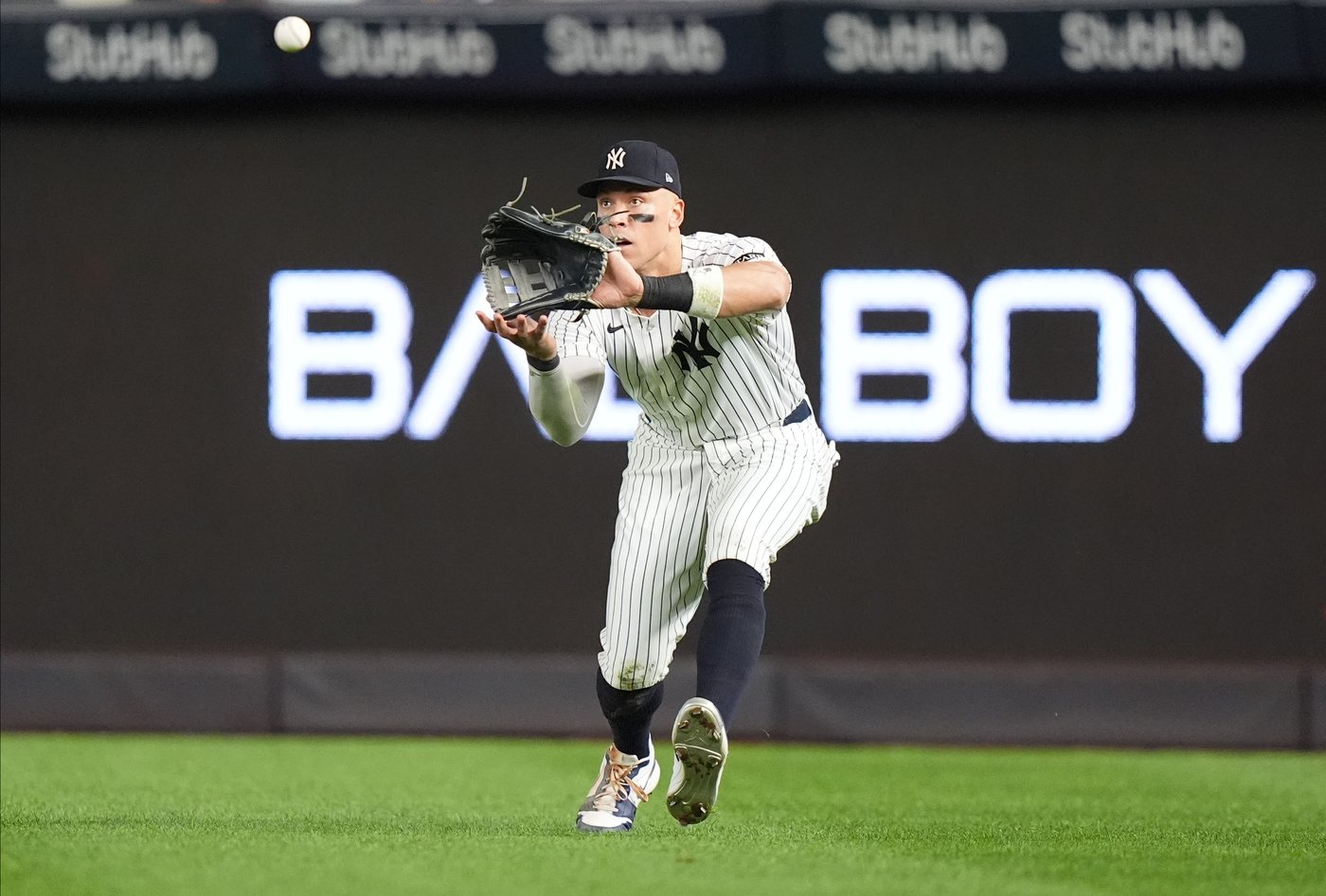 Photo Gallery: Yankees beat Blue Jays 9-6 in Game 3 | iNFOnews.ca