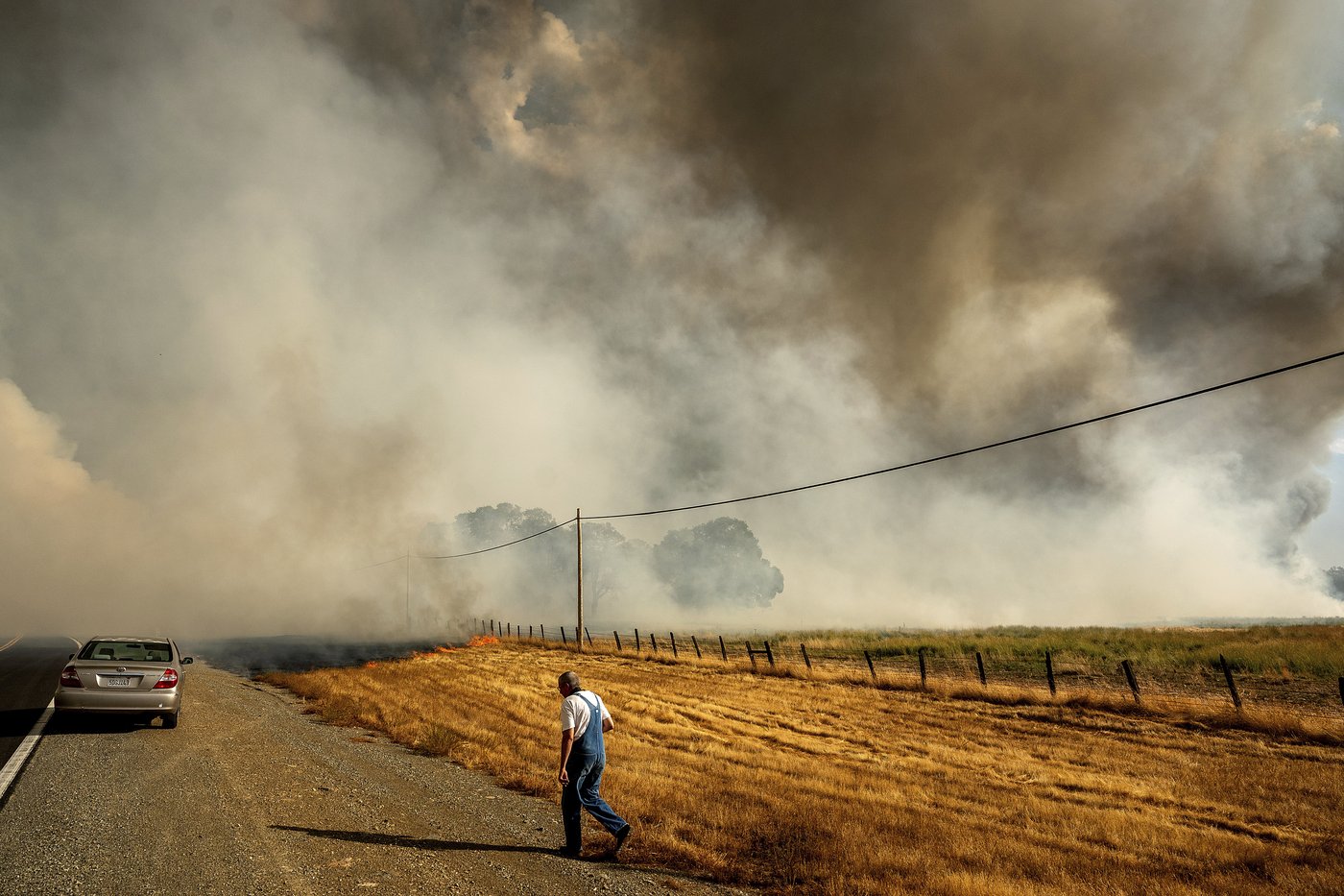 A wildfire sweeps through a historic California gold-mining town in photos | iNFOnews.ca