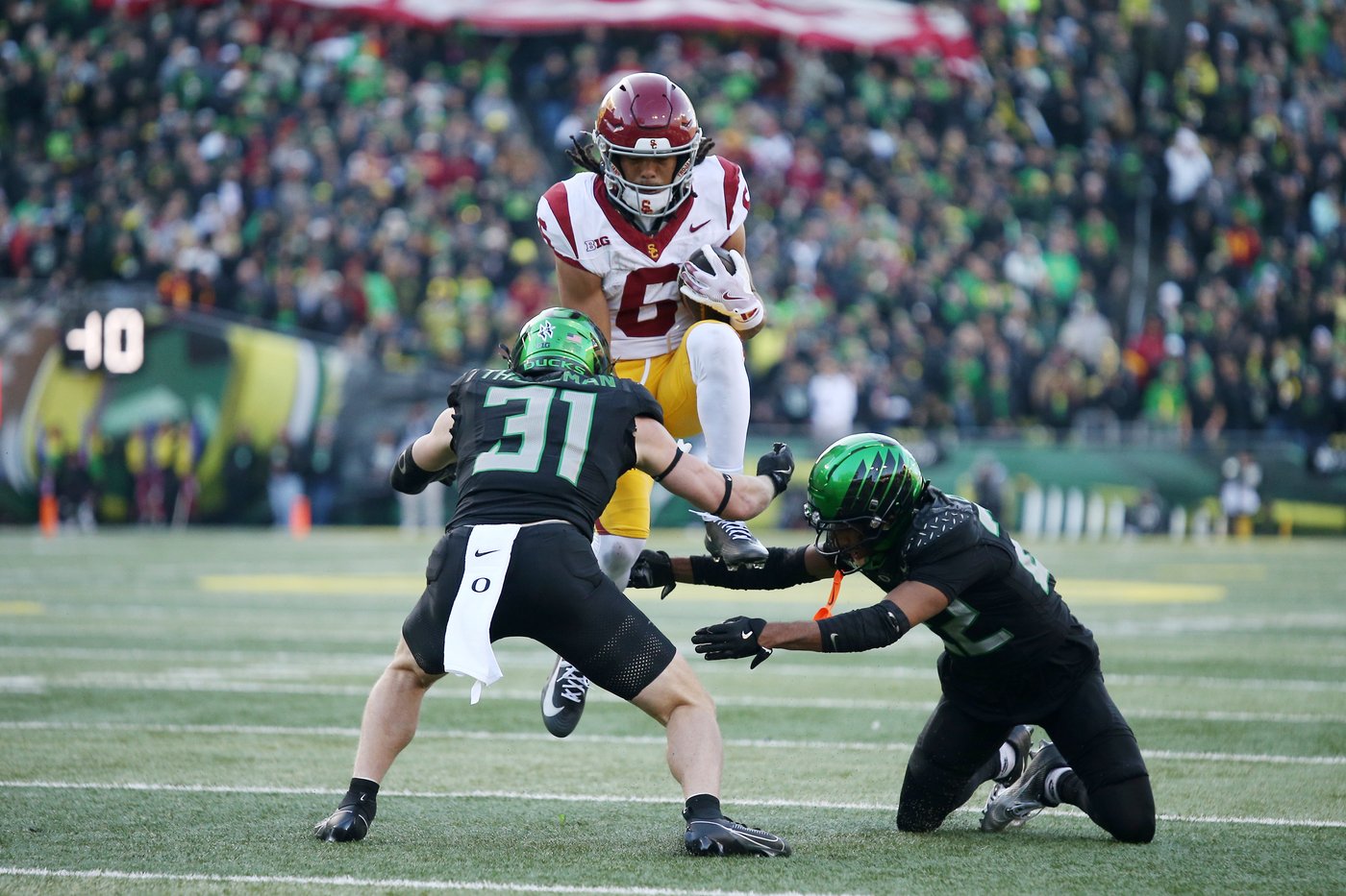 Moore throws 2 TD passes and No. 6 Oregon derails No. 16 USC's CFP hopes with a 42-27 win | iNFOnews.ca Moore throws 2 TD passes and No. 6 Oregon derails No. 16 USC's CFP hopes with a 42-27 win | iNFOnews.ca