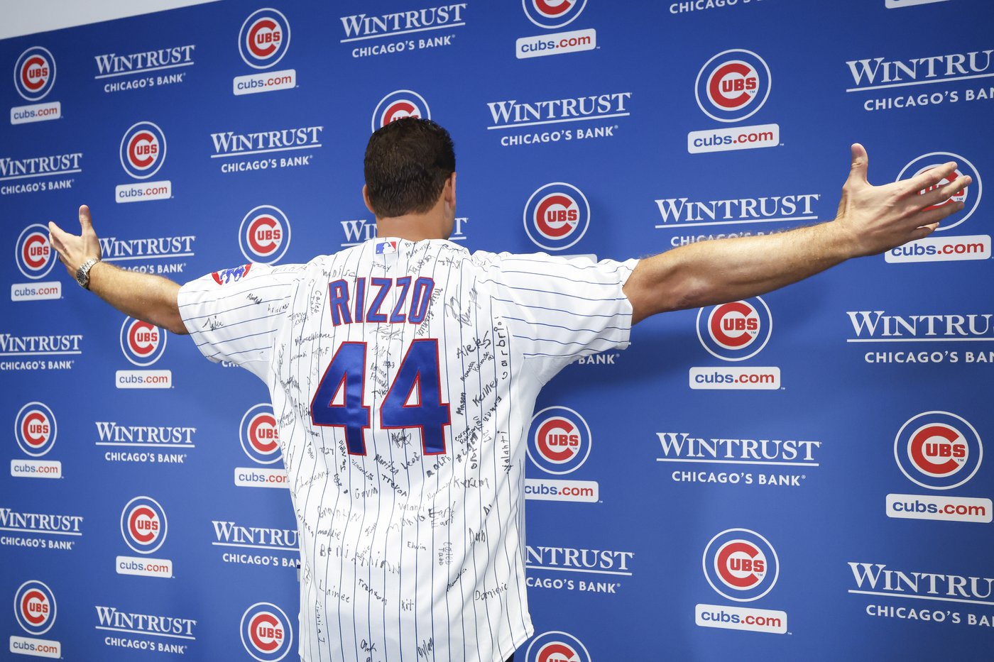 Anthony Rizzo retires with the Chicago Cubs, nearly catches home run in Wrigley bleachers | iNFOnews.ca