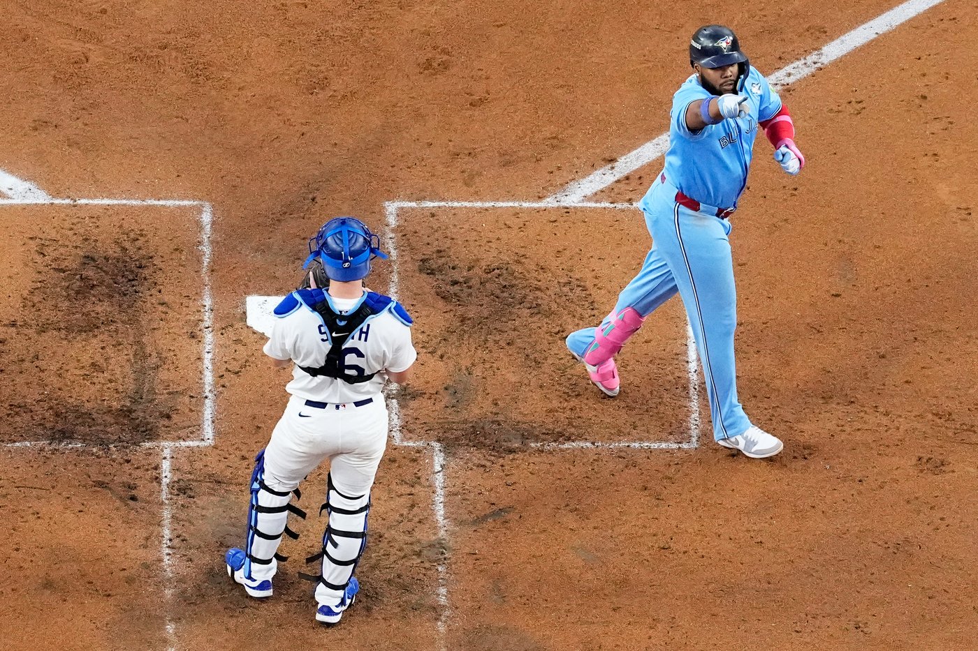 Photo Gallery: Blue Jays beat Dodgers 6-2 in Game 4 to tie Series | iNFOnews.ca