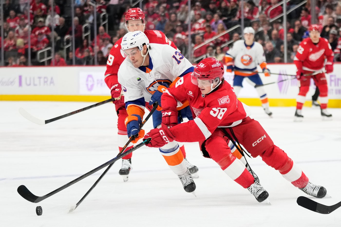 Shabanov has 2 goals and an assist, Sorokin stops 29 shots as Islanders beat Red Wings 5-0 | iNFOnews.ca