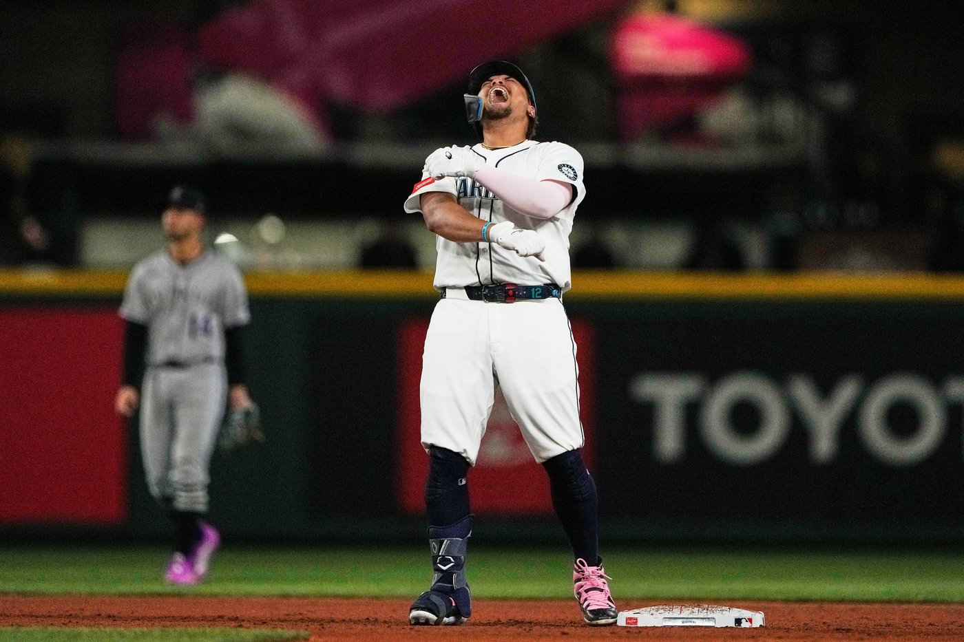Mariners clinch playoff berth, beating Rockies 4-3 on Josh Naylor's bases-clearing double | iNFOnews.ca