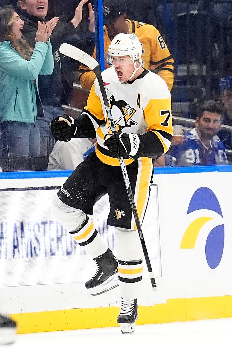 Malkin breaks late tie with 2nd goal of game, Penguins beat Lightning 4-3 | iNFOnews.ca