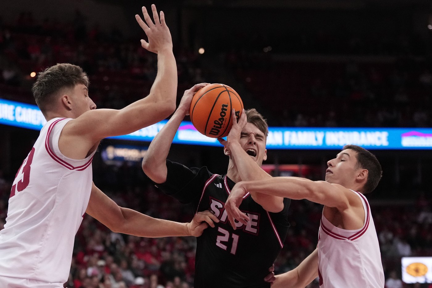 No. 23 Wisconsin stays unbeaten with 94-69 rout of SIU Edwardsville | iNFOnews.ca No. 23 Wisconsin stays unbeaten with 94-69 rout of SIU Edwardsville | iNFOnews.ca
