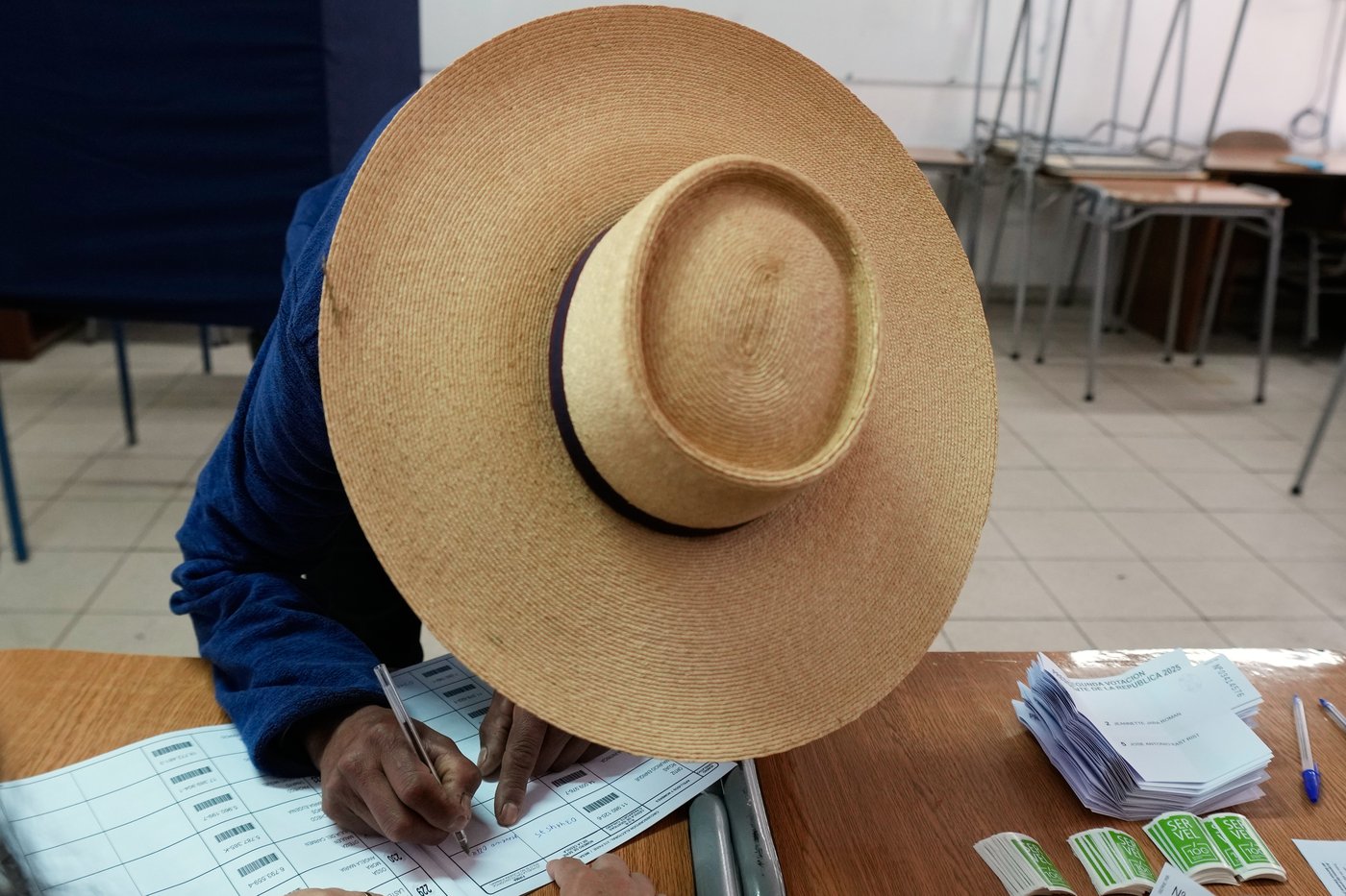 Photos of voters taking part in Chile's runoff presidential election | iNFOnews.ca