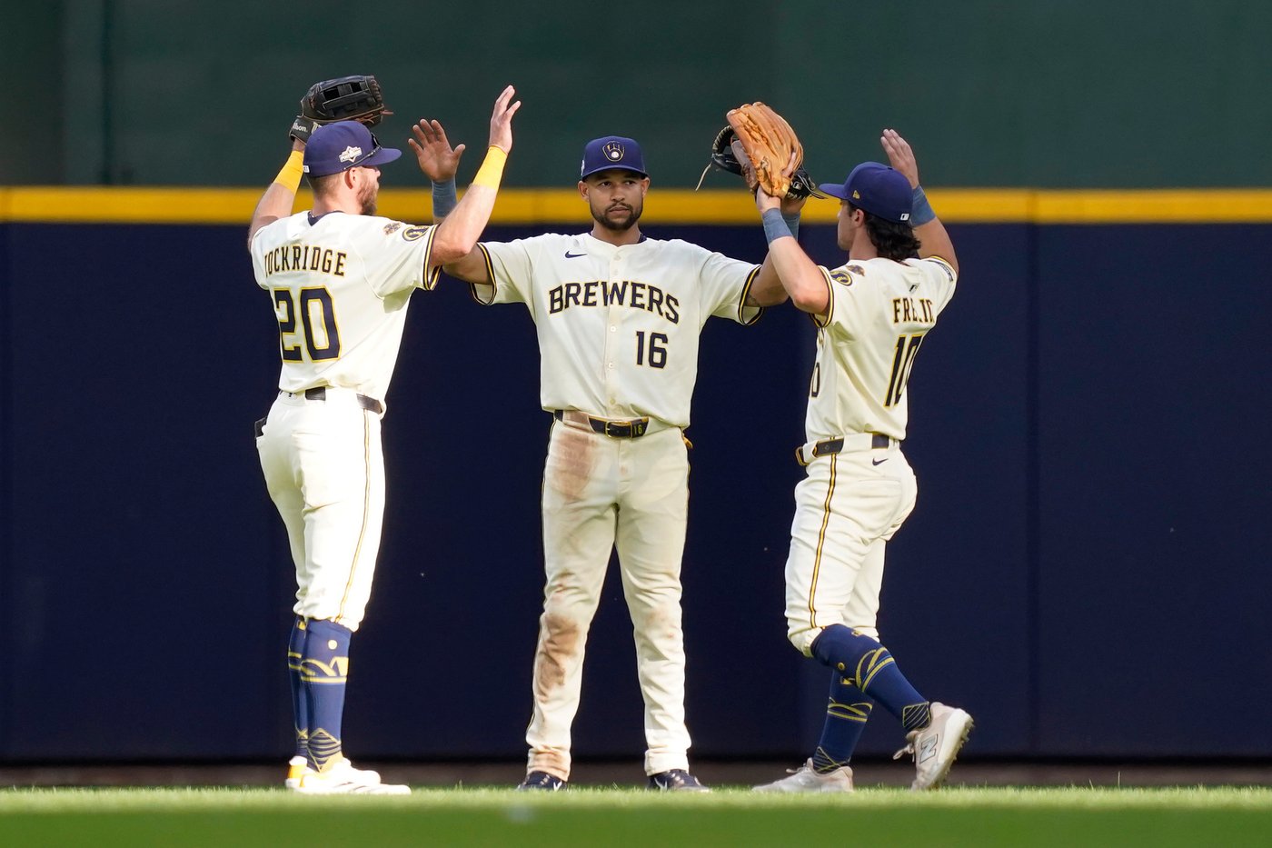 Fast start propels Brewers to 9-3 victory over Cubs in NLDS opener | iNFOnews.ca