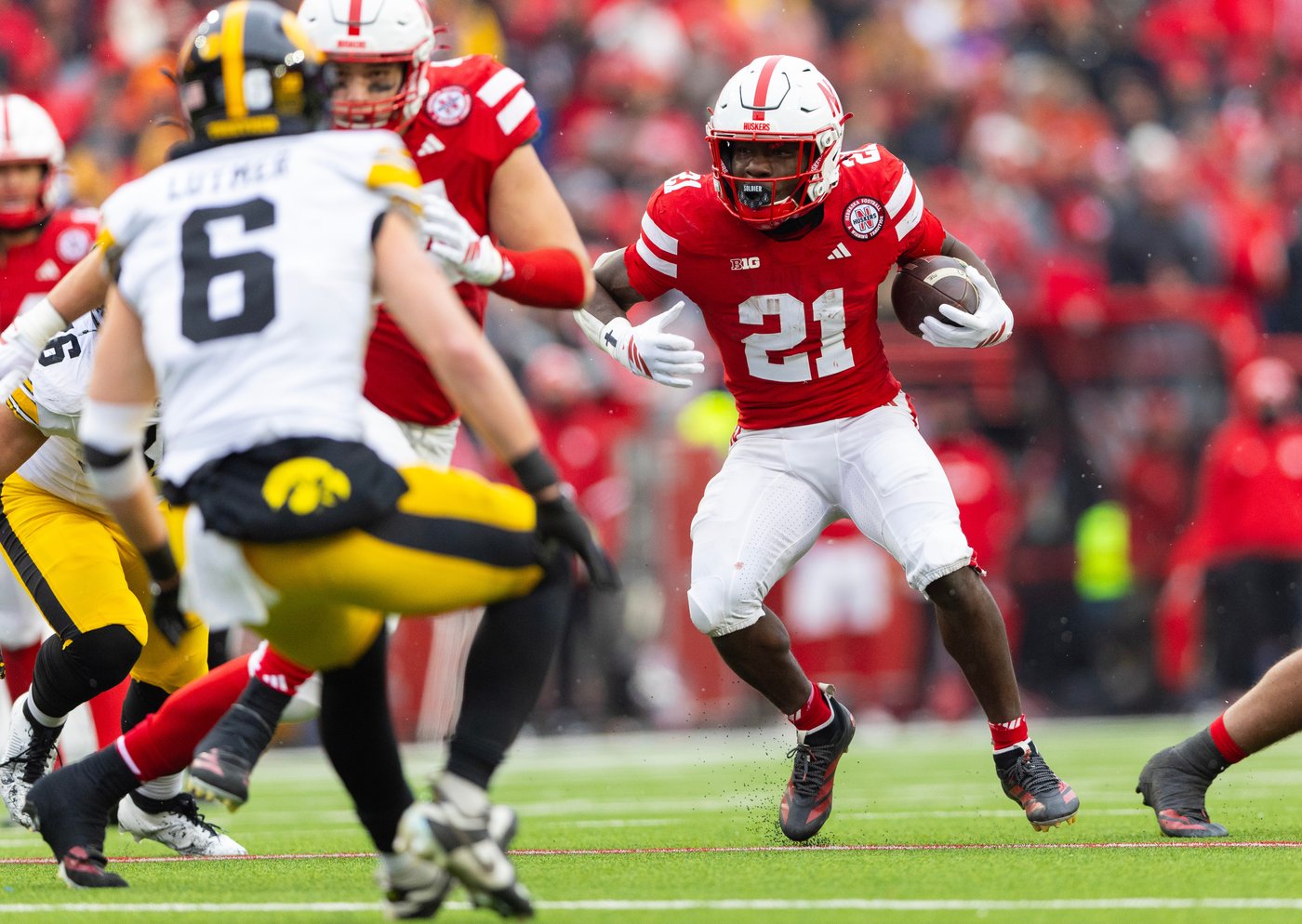 Iowa beats Huskers for 10th time in 11 meetings, shutting them down in 2nd half on way to 40-16 rout | iNFOnews.ca