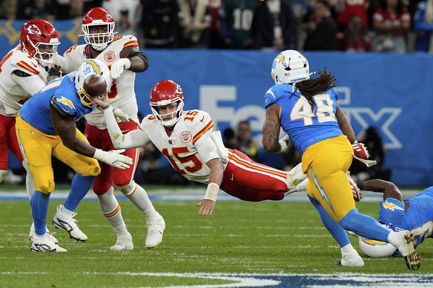 Herbert outduels Mahomes to help the Chargers beat the Chiefs 27-21 in Brazil | iNFOnews.ca Herbert outduels Mahomes to help the Chargers beat the Chiefs 27-21 in Brazil | iNFOnews.ca