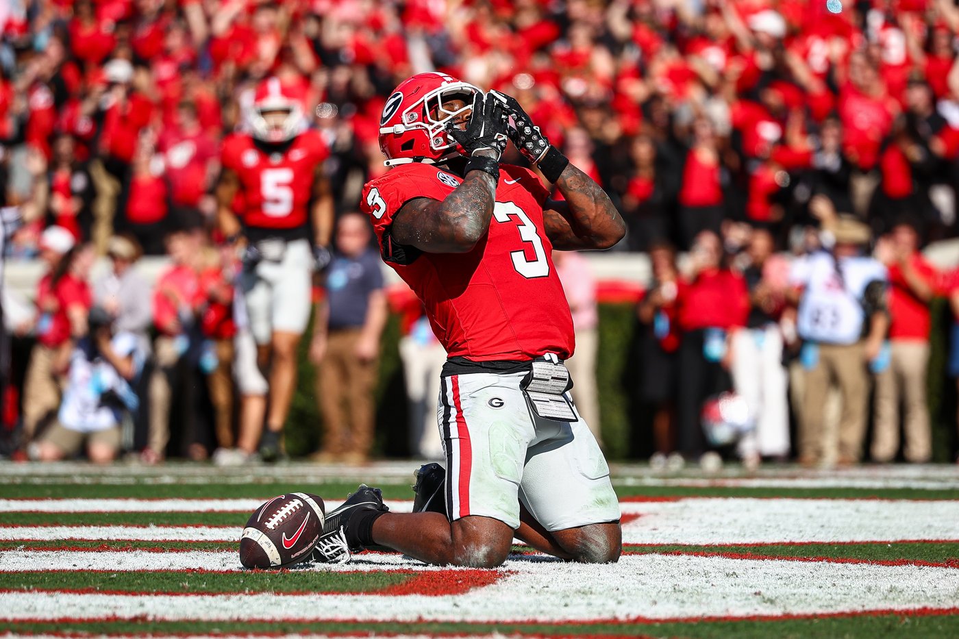 Walker runs for 3 TDs and Frazier adds 2 scoring runs as No. 4 Georgia overwhelms Charlotte 35-3 | iNFOnews.ca