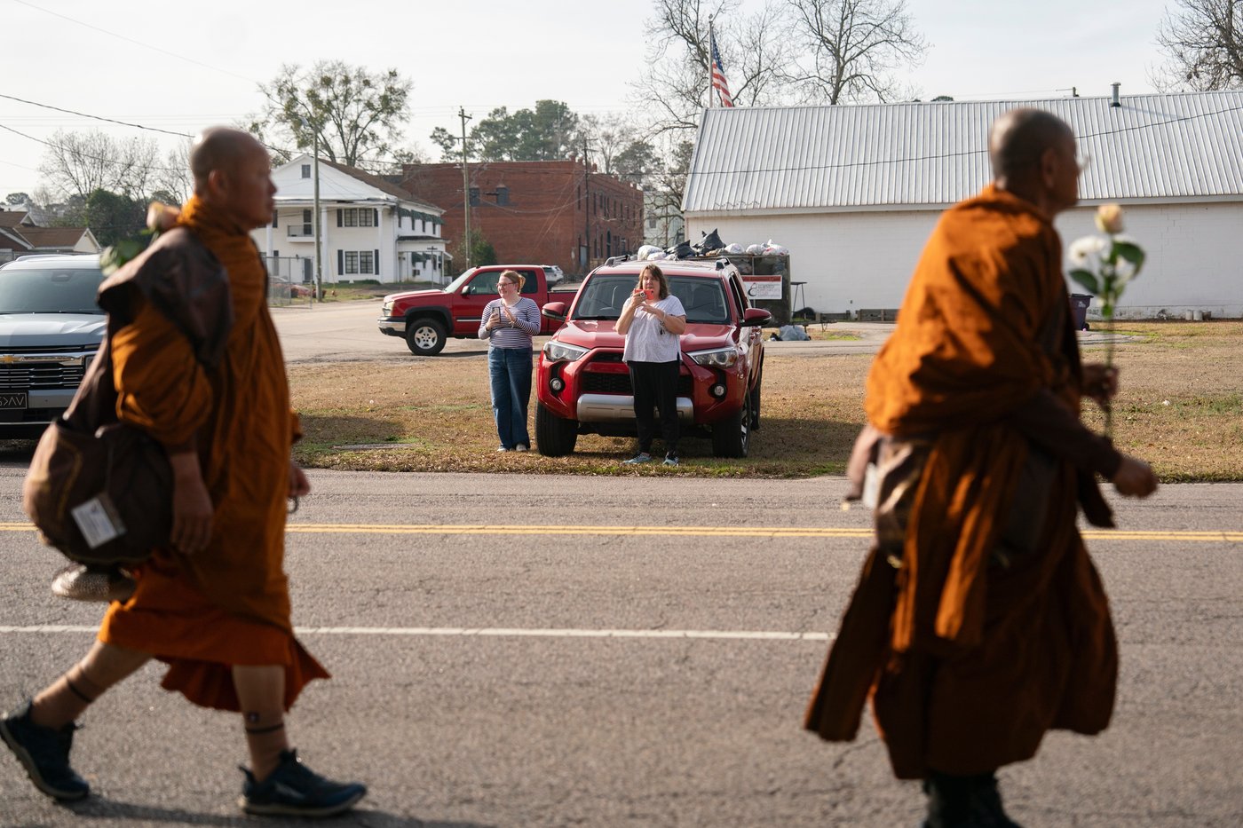 Buddhist monks and their dog captivate Americans while walking for peace | iNFOnews.ca