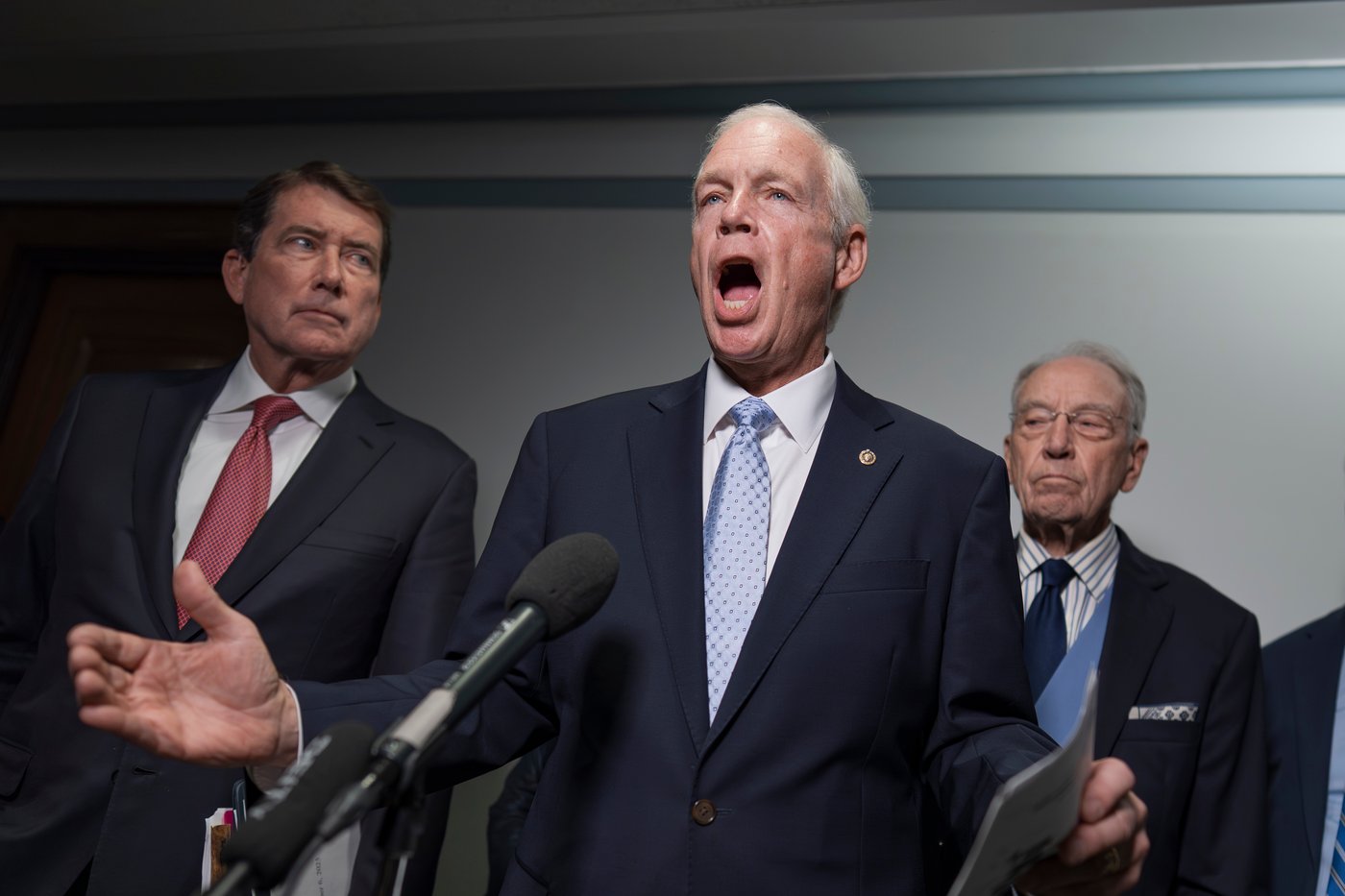 FBI analyzed phone records of senators as part of Trump Jan. 6 probe, lawmakers say | iNFOnews.ca