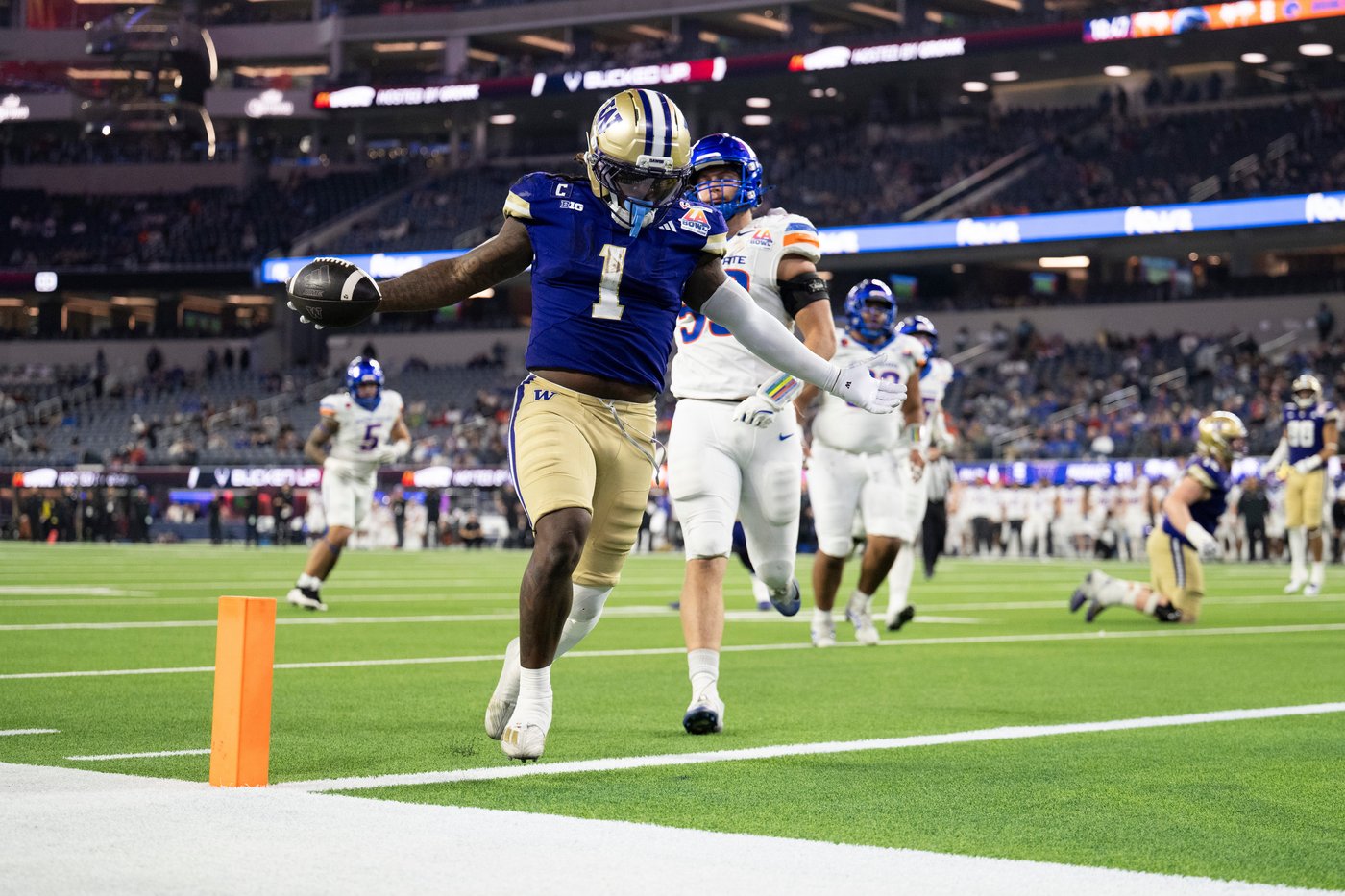 Williams throws 4 TD passes and Washington has 5 INTs in 38-10 rout of Boise State in LA Bowl | iNFOnews.ca Williams throws 4 TD passes and Washington has 5 INTs in 38-10 rout of Boise State in LA Bowl | iNFOnews.ca