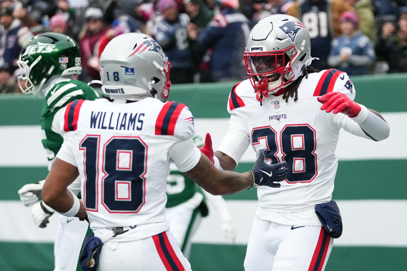 Patriots get career-high 5 TD passes from Maye in 42-10 rout of Jets, win AFC East a few hours later | iNFOnews.ca