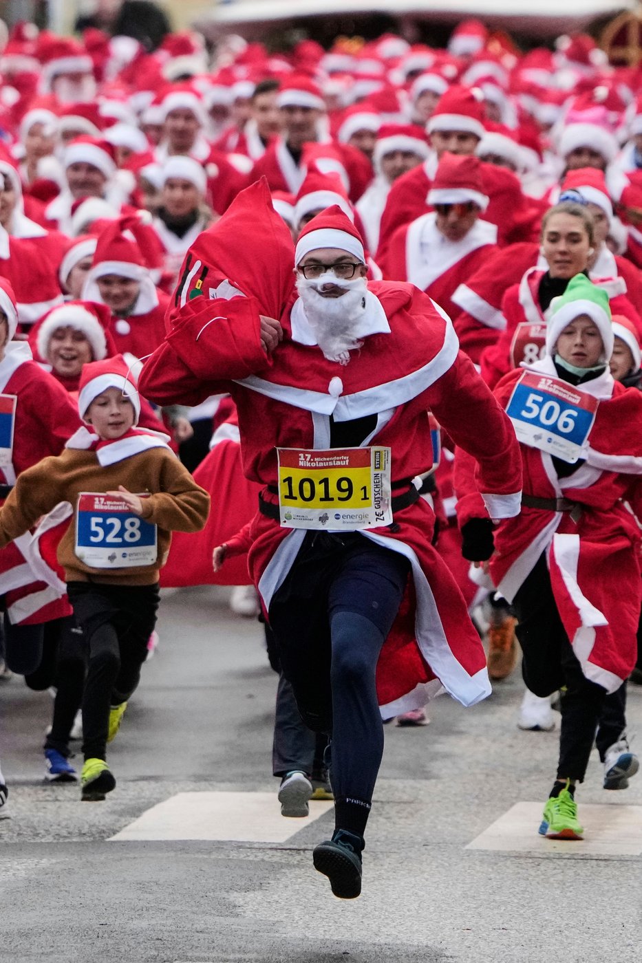 See the world in vertical: Top photos by AP's photojournalists | iNFOnews.ca