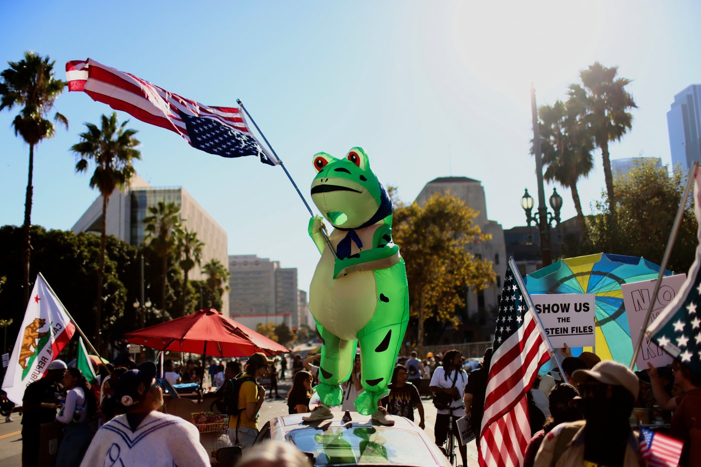 Inflatable costumes used to deflate tensions at rallies against Trump, in photos | iNFOnews.ca
