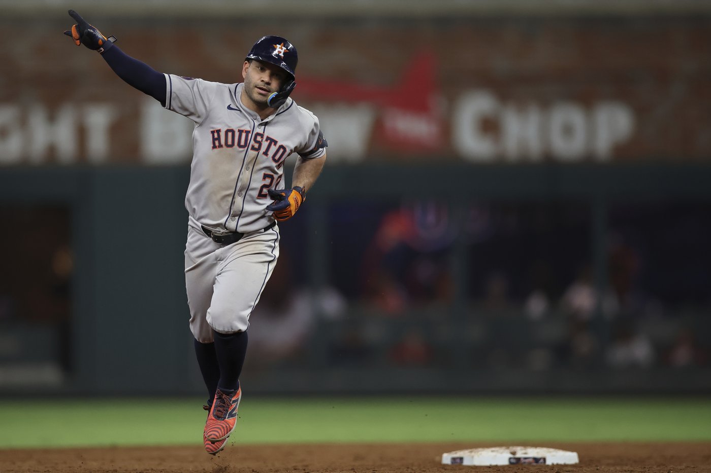 Astros hold out 9-time All-Star Jose Altuve against Braves with continued soreness in his right foot | iNFOnews.ca