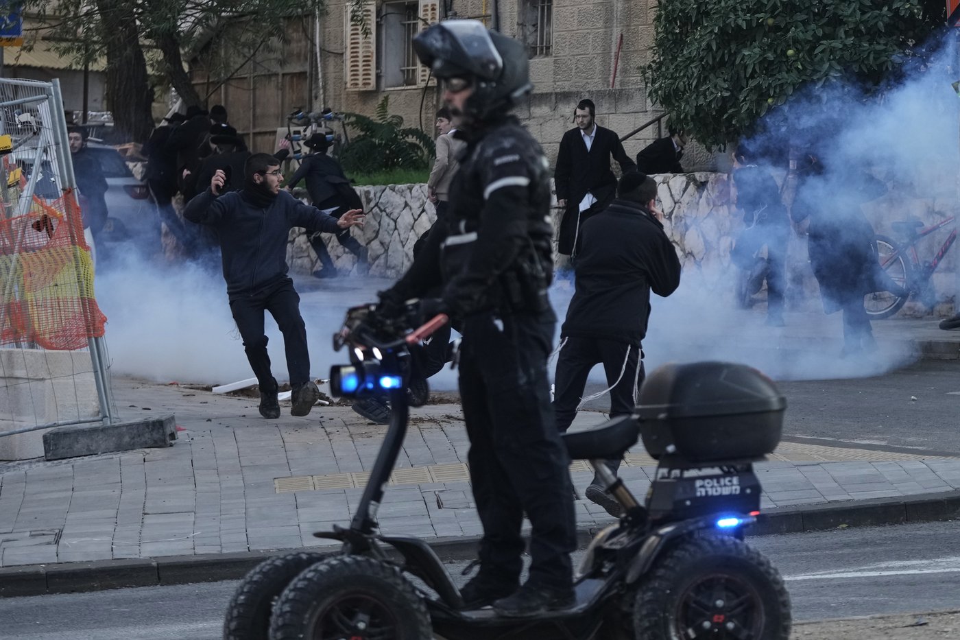 A parking ticket in an ultra-Orthodox neighborhood in Jerusalem sets off clashes with police | iNFOnews.ca A parking ticket in an ultra-Orthodox neighborhood in Jerusalem sets off clashes with police | iNFOnews.ca