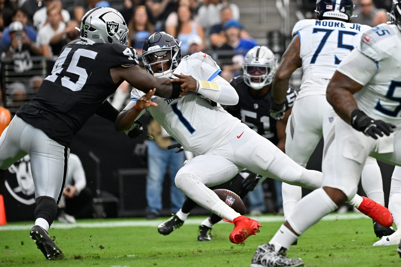 Veteran linebacker Devin White leads Raiders' defense with huge stat line in win over Titans | iNFOnews.ca Veteran linebacker Devin White leads Raiders' defense with huge stat line in win over Titans | iNFOnews.ca