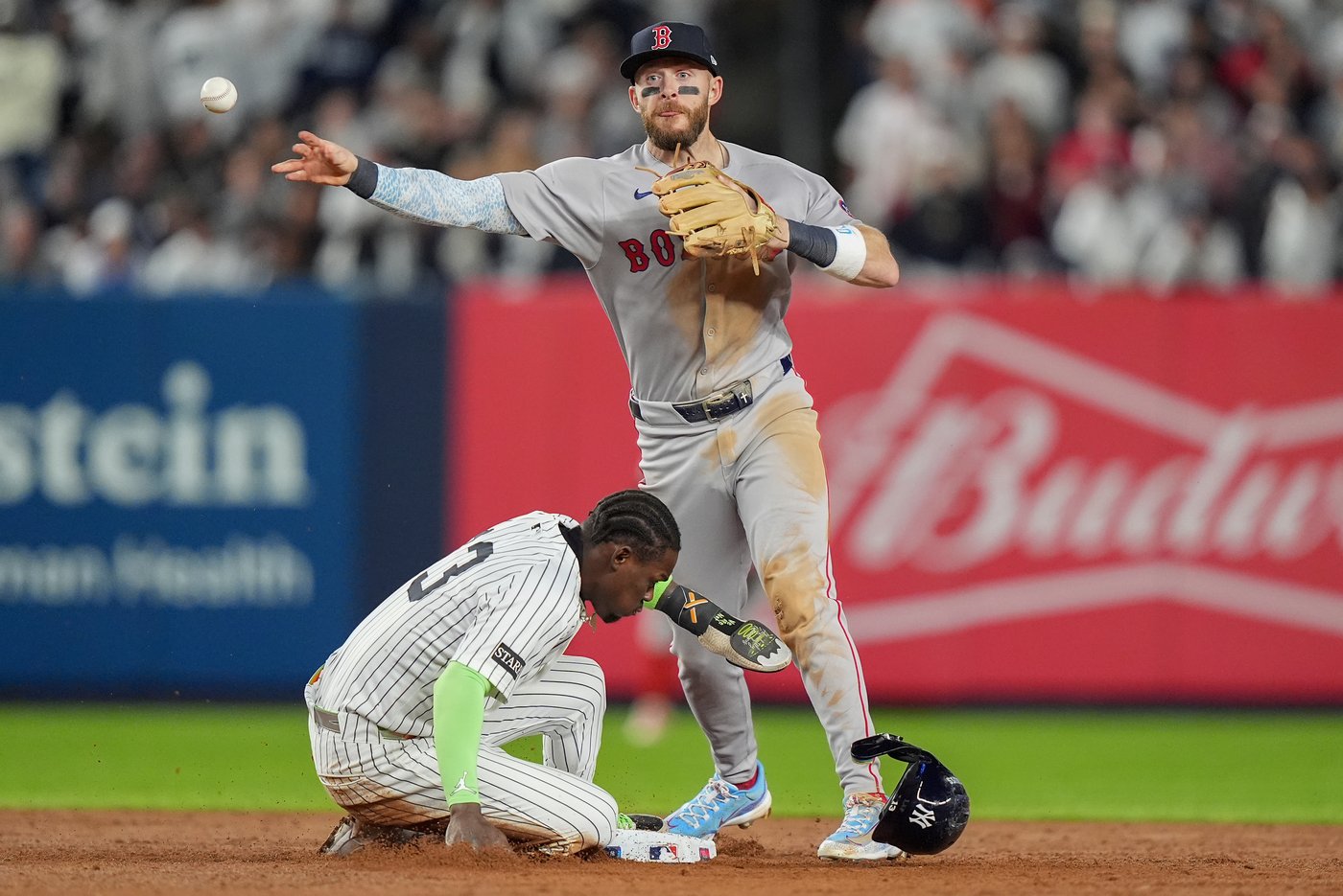 Red Sox eliminated by the Yankees after mistakes in the field bite Boston | iNFOnews.ca