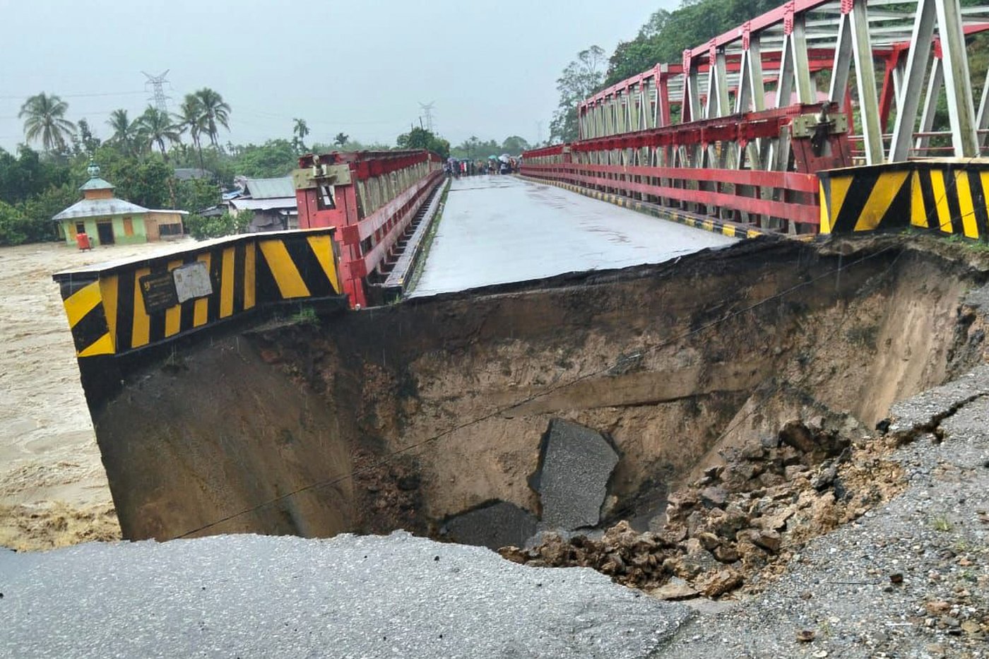 Landslides and flash floods on Indonesia’s Sumatra island leave at least 10 dead and 6 missing | iNFOnews.ca Landslides and flash floods on Indonesia’s Sumatra island leave at least 10 dead and 6 missing | iNFOnews.ca