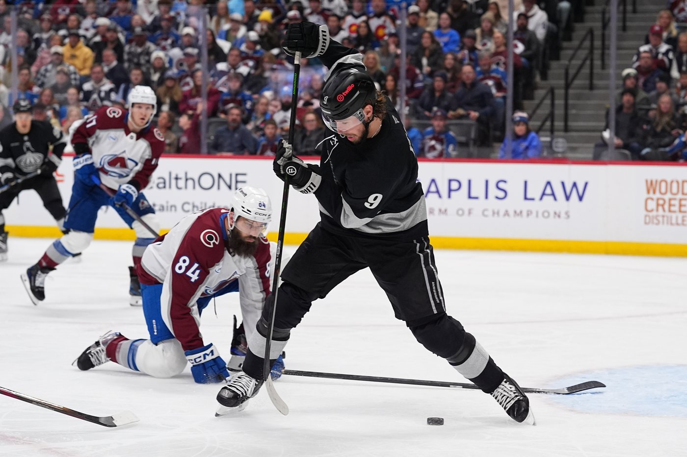 MacKinnon scores 399th career goal as surging Avalanche beat Kings 5-2 | iNFOnews.ca