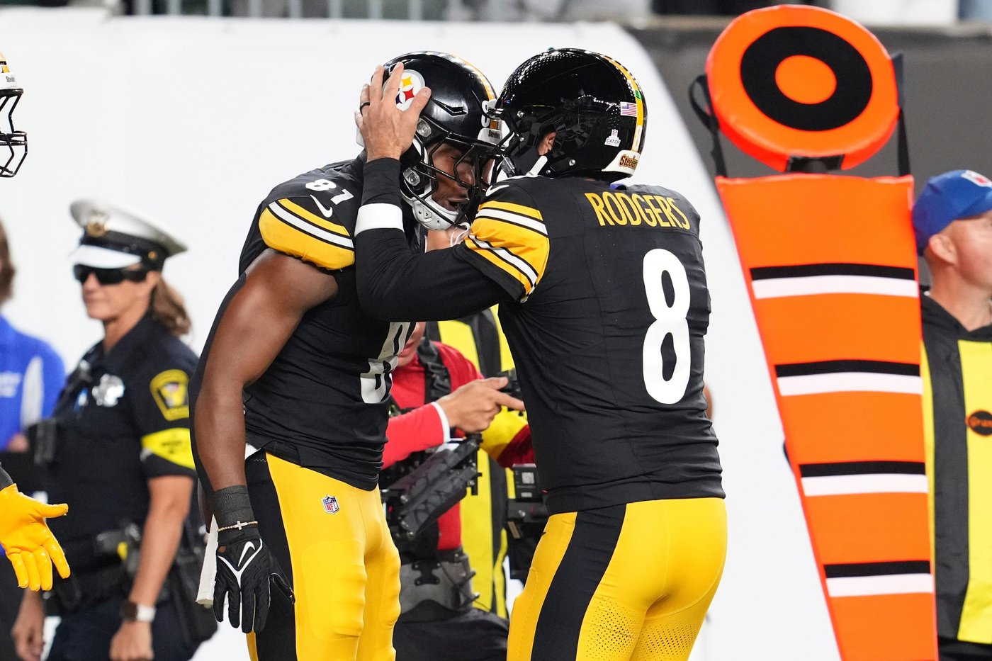 Flacco rallies Bengals past Rodgers and Steelers 33-31 in battle of 40-year-old QBs | iNFOnews.ca Flacco rallies Bengals past Rodgers and Steelers 33-31 in battle of 40-year-old QBs | iNFOnews.ca
