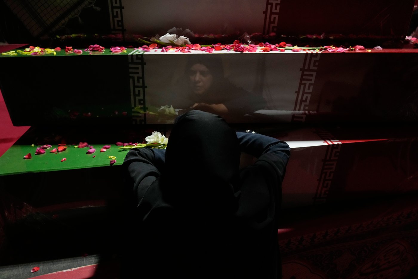 Photos show mourners in Tehran honoring the unknown soldiers killed in the 1980's Iran-Iraq war | iNFOnews.ca