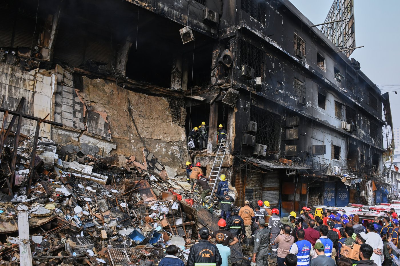 Rescuers race to recover bodies after massive Karachi shopping plaza fire, in photos | iNFOnews.ca
