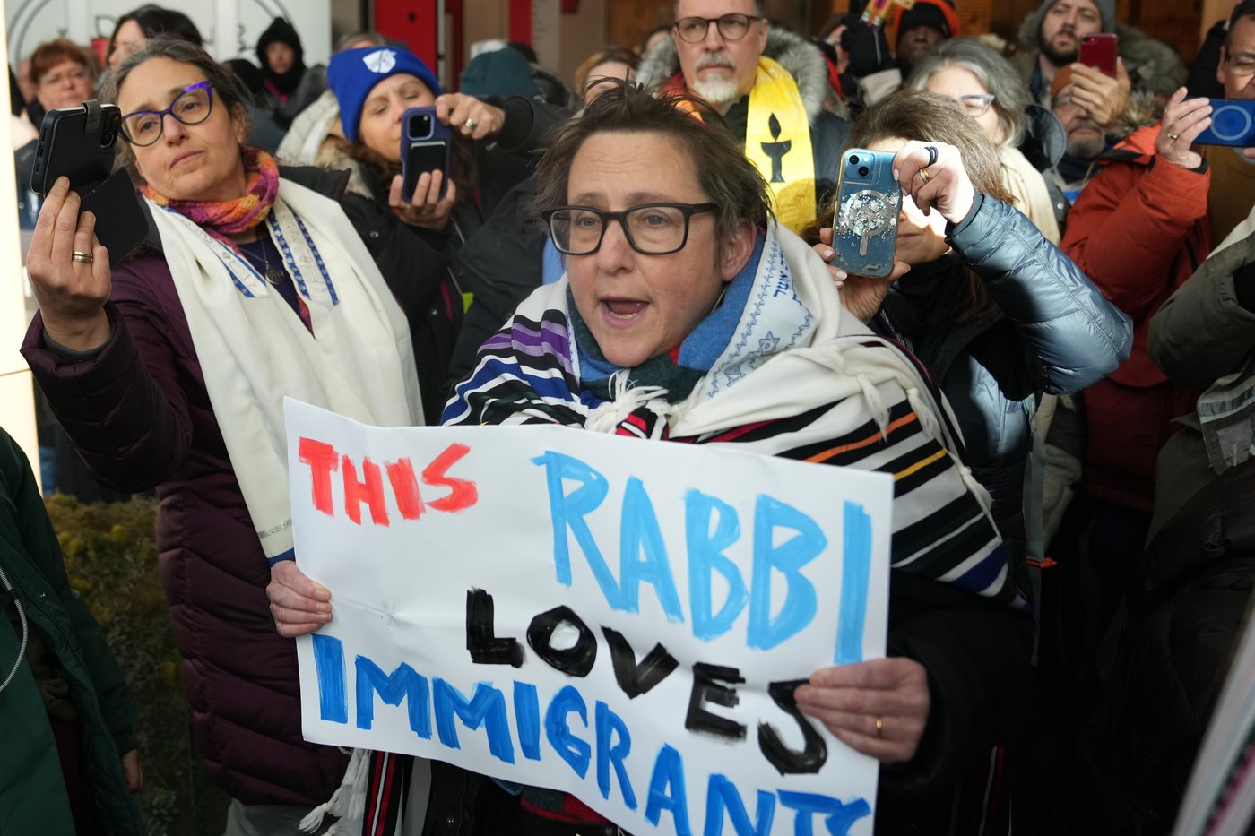 Thousands rally against immigration enforcement in subzero Minnesota temperatures | iNFOnews.ca
