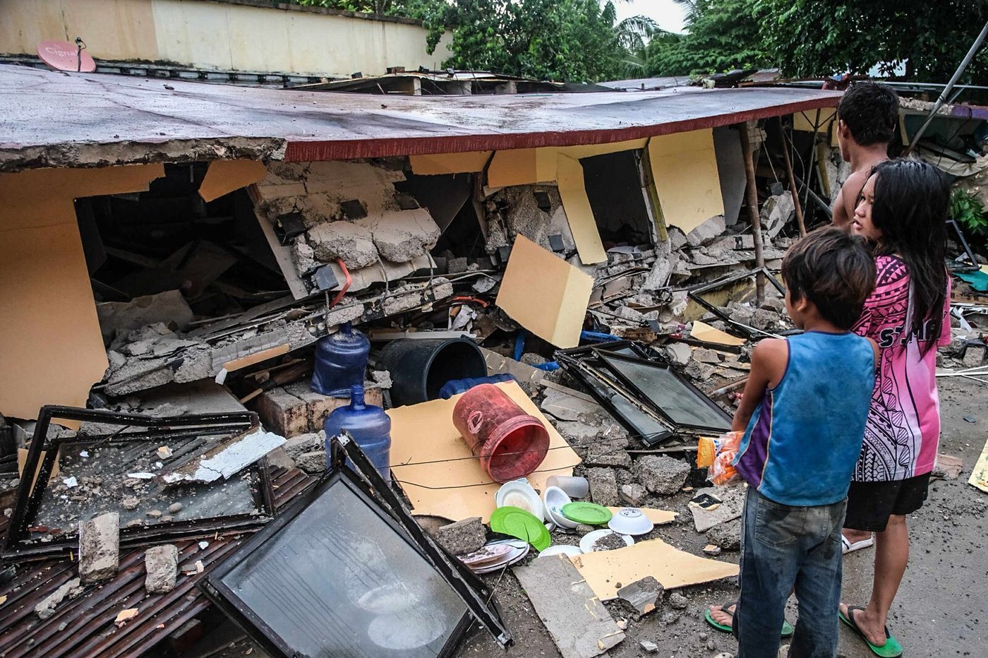 Photos show the destruction and rescue efforts after an earthquake in the Philippines | iNFOnews.ca