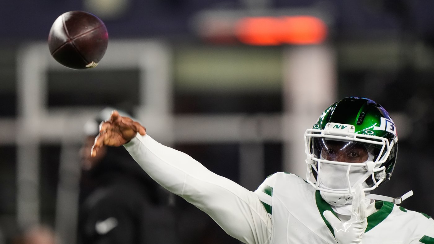 New York Jets bench struggling quarterback Justin Fields for Tyrod Taylor, AP source says | iNFOnews.ca