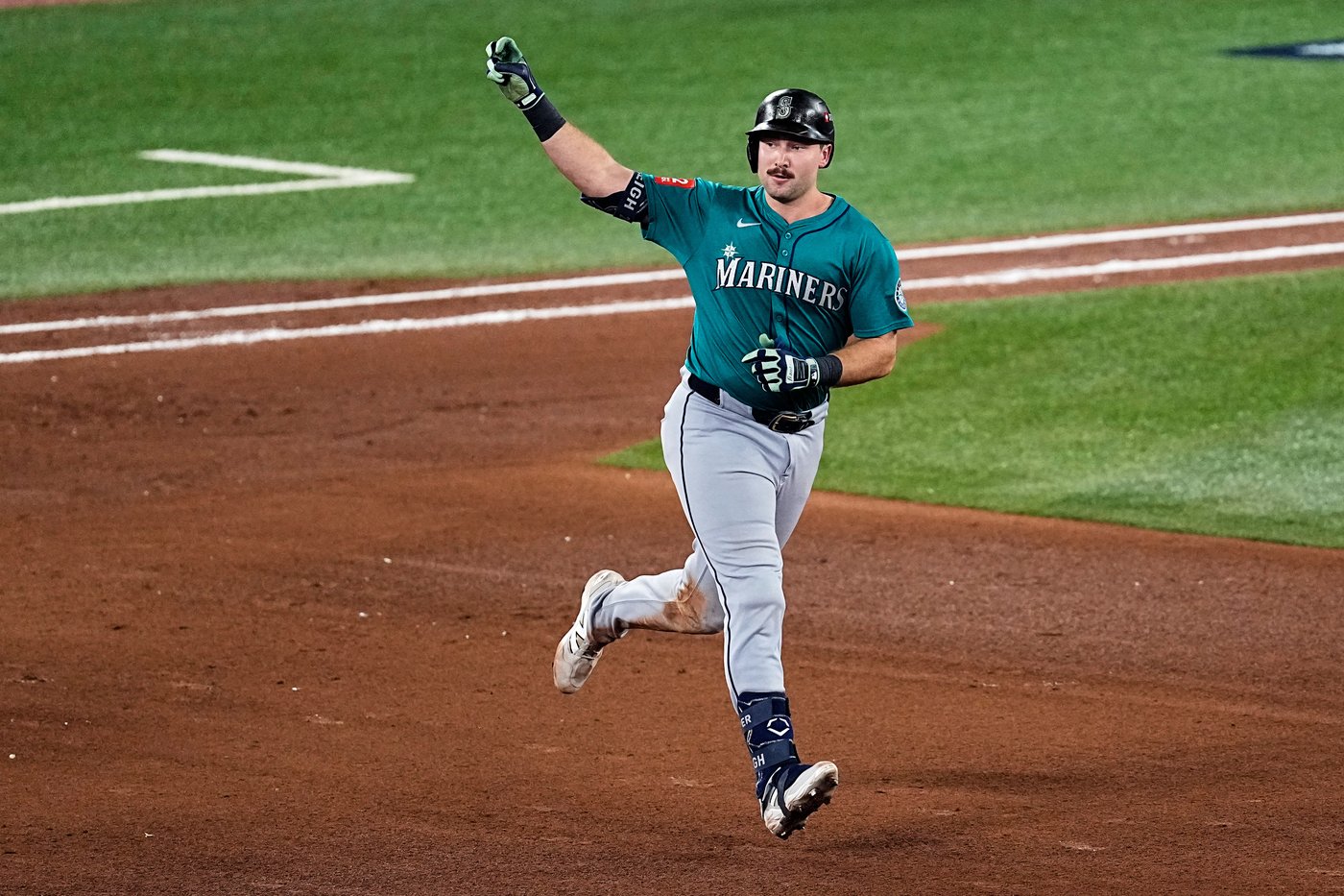 Raleigh homers, Polanco drives in 2 runs and Mariners beat Blue Jays 3-1 in ALCS opener | iNFOnews.ca