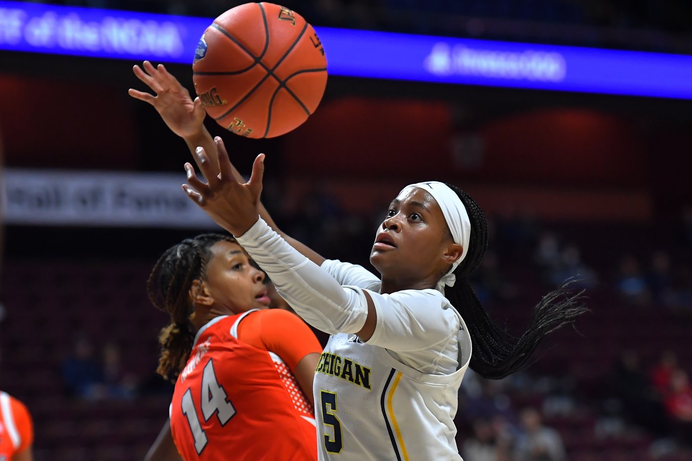 Delfosse scores 21, leads No. 6 Michigan past Syracuse in Hall of Fame Women’s Showcase | iNFOnews.ca